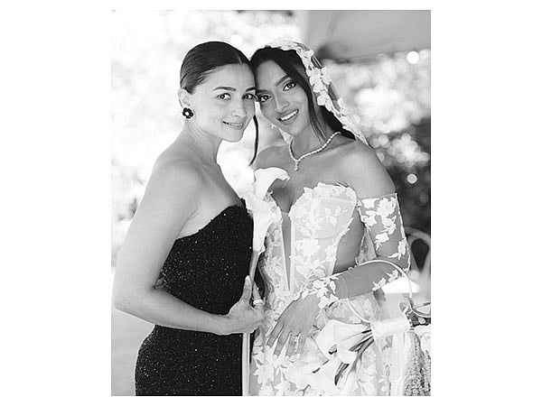 Alia Bhatt, en iyi Arkadaşının Düğününde Kız Çetesiyle Cızırdıyor