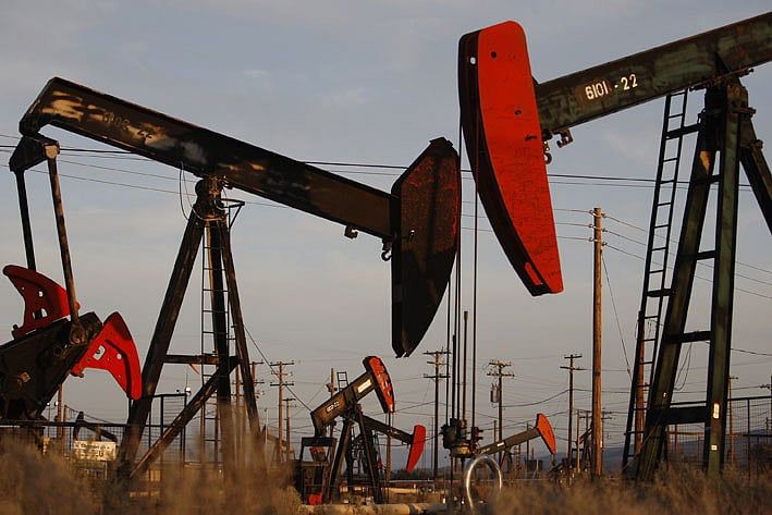 Arz Fazlalığı Nedeniyle Talep Düştükçe Petrol Fiyatları Düştü