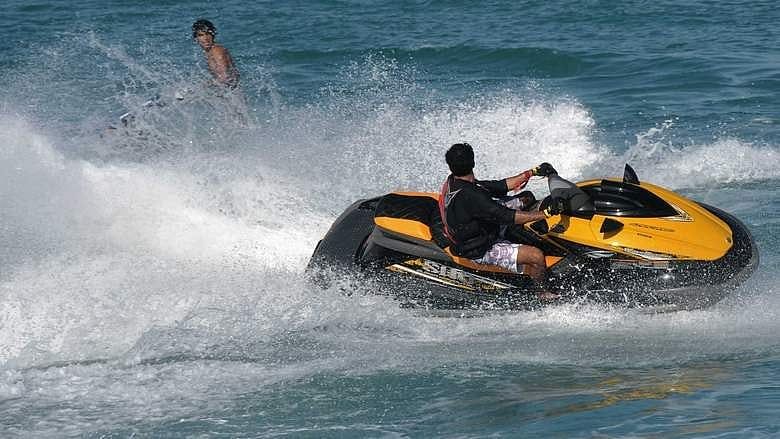 BAE: 4 Jet Ski Sığ Suda Karaya Oturduktan Sonra Abu Dabi'de Kurtarıldı