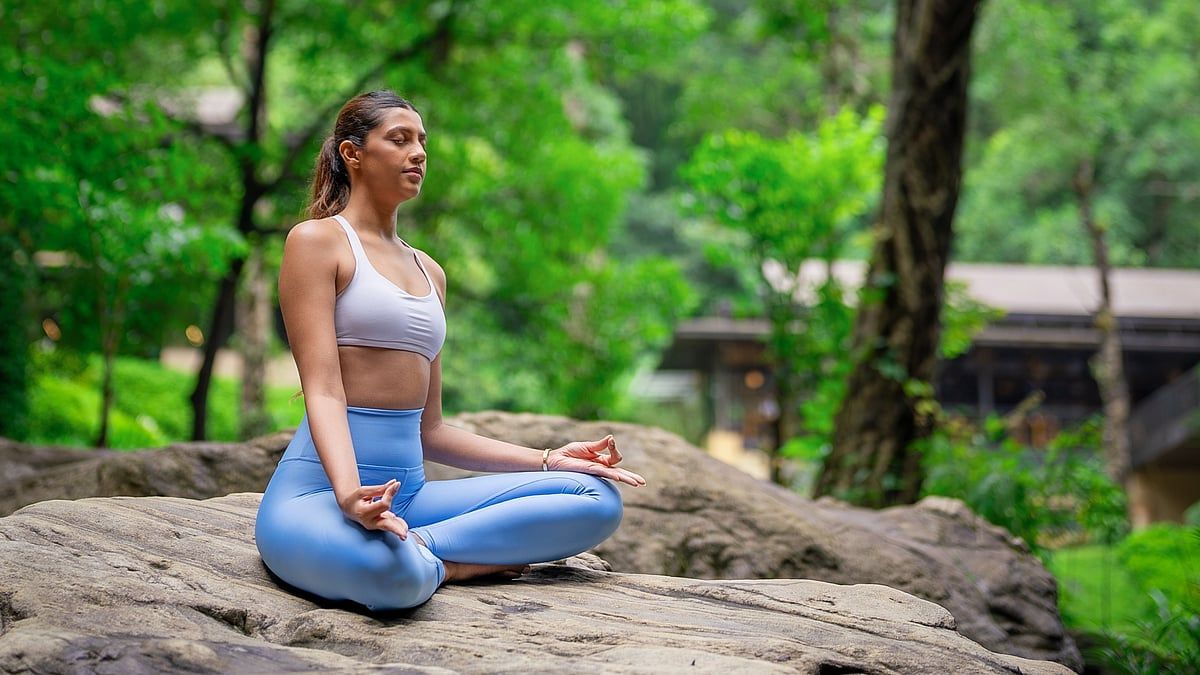 BAE: Bollywood'un En Büyük Adını Nefes Kesen Yoga Pratiğine Dönüştüren Koçla Tanışın