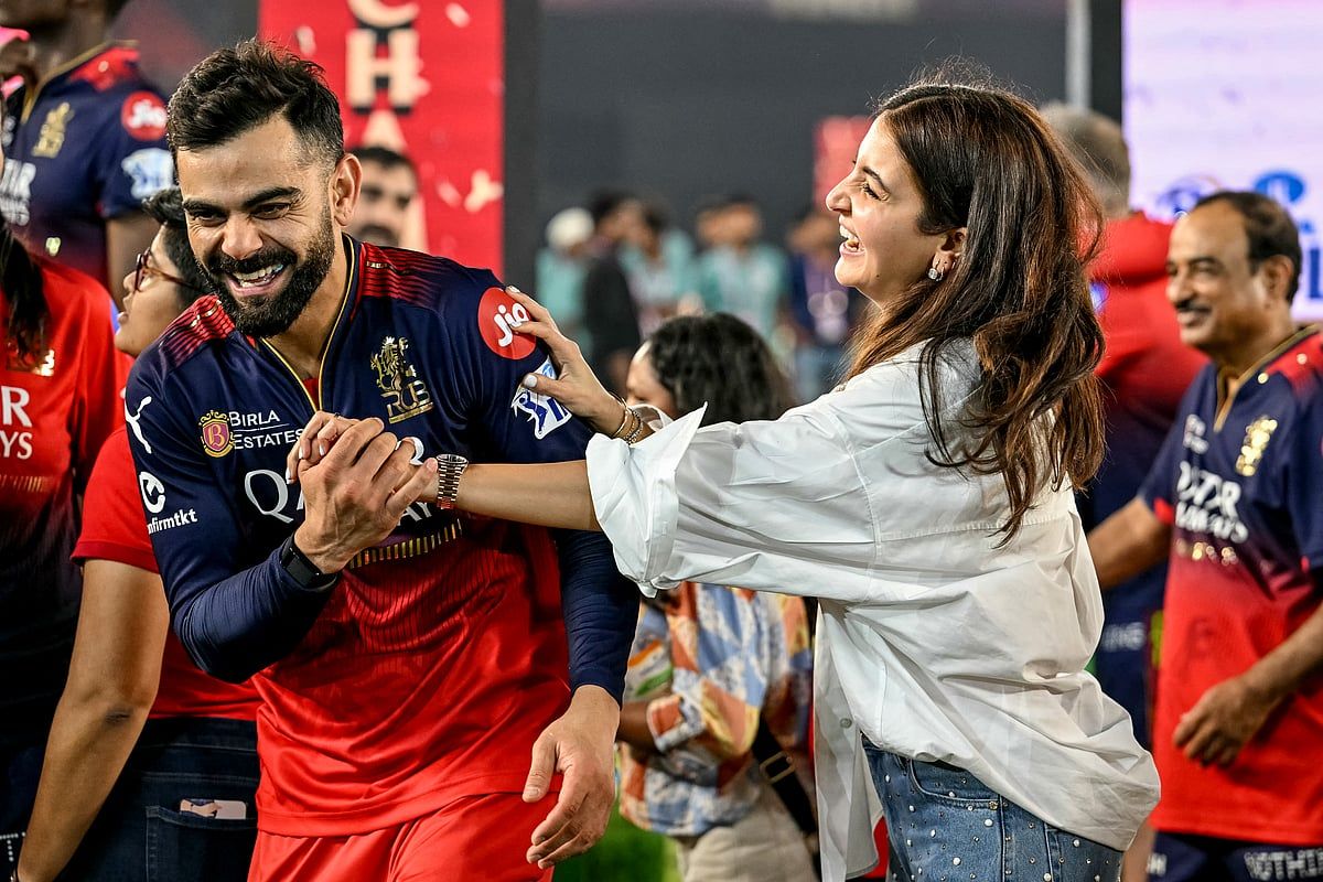 Bakın: Ağlayan Virat Kohli, Rcb'nin 18 Yıldaki ilk Ipl Galibiyetinden Sonra Anushka Sharma'ya Sarılıyor