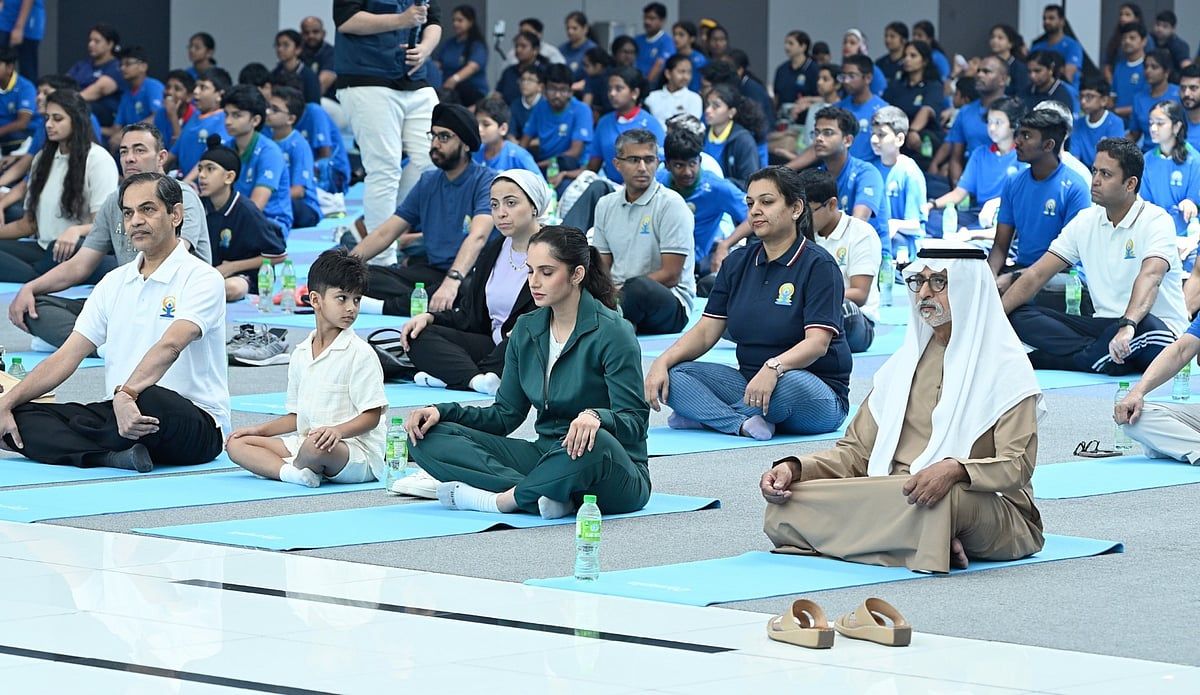 Bakın: BAE Dev Bir Yoga Arenasına Dönüştüğünde; Katılımcılar Arasında Tenis Yıldızı Sania Mirza