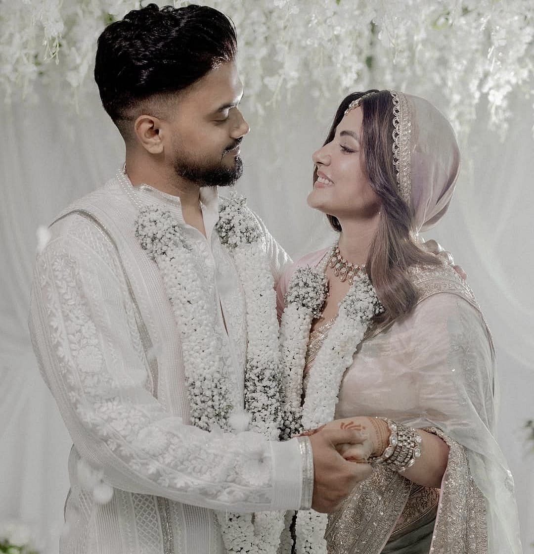 Bakın: Hina Khan, Samimi Sivil Törenle Erkek Arkadaşı Rocky Jaiswal ile Düğüm Attı
