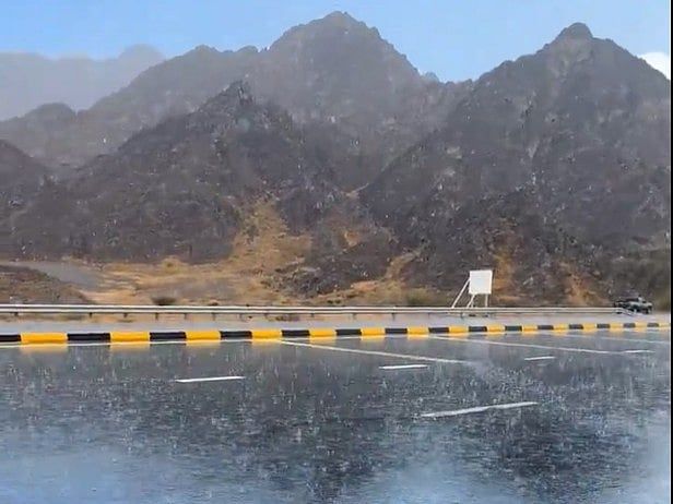 Bakın: Yağmur 3 Emirates'i Vurarak Kurban Bayramı'nda Şelalelere Neden Oldu