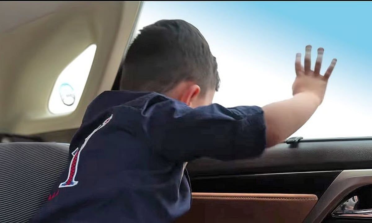 Dubai: 5 Yaşındaki Çocuk Hareket Halindeki Arabadan Düşüyor; Polis Ebeveynleri Trafik Yasalarına Uymaya Çağırıyor