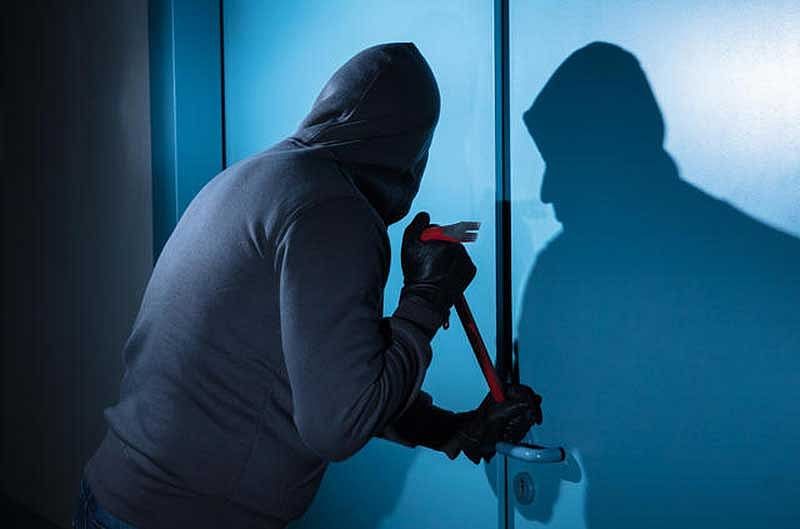 Dubai: Çete Hapsedildi, Mağazadan Yaklaşık 500 Telefon Çaldığı için Dh541.000 Para Cezasına Çarptırıldı