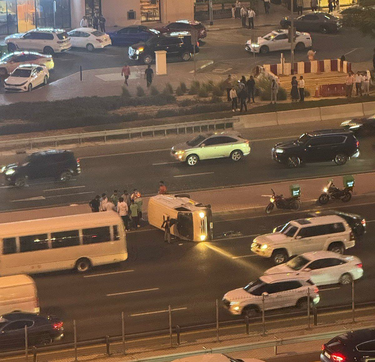 Dubai: Şeyh Zayed Yolunda Minibüs Devrildi, Tüm Şeritlerde Trafik Sıkışıklığına Neden Oldu