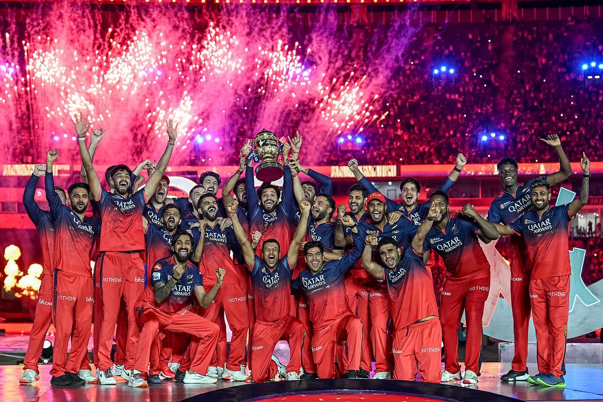 Dubai'deki Duygusal Rcb Hayranları Uzun Zamandır Beklenen Ipl Zaferini Kutladı