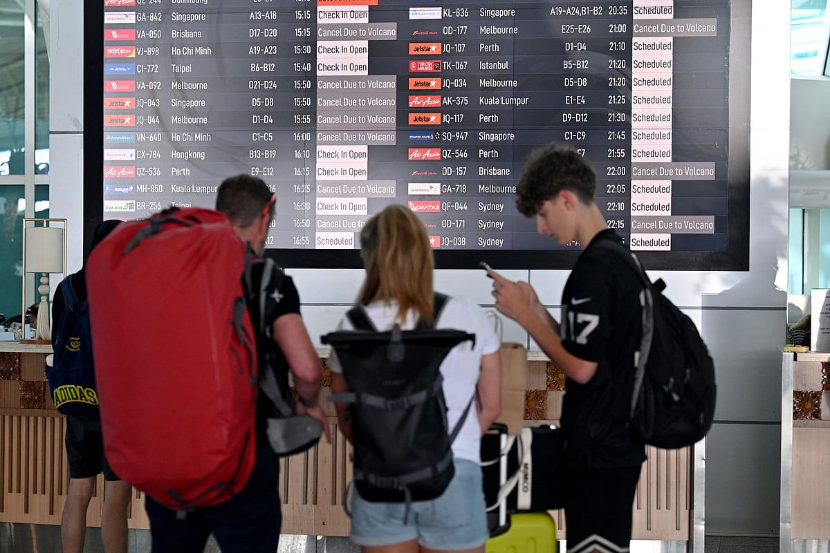 Endonezya'nın Bali'sine Uçuşlar, Yanardağ Patlamasıyla Kesintiye Uğradıktan Sonra Devam Ediyor