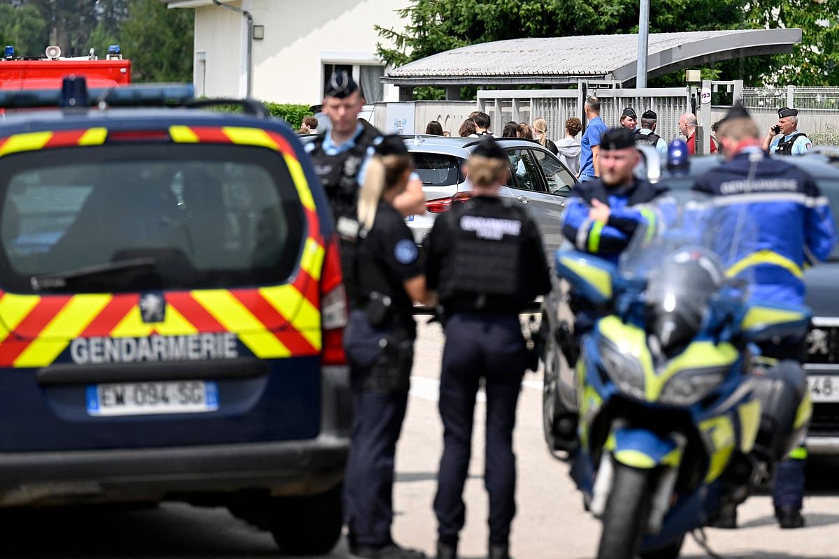 Fransız Polisi, Okul Asistanının Çanta Kontrolleri Sırasında Bıçaklanarak Öldürülmesinin Ardından Öğrenciyi Sorguladı