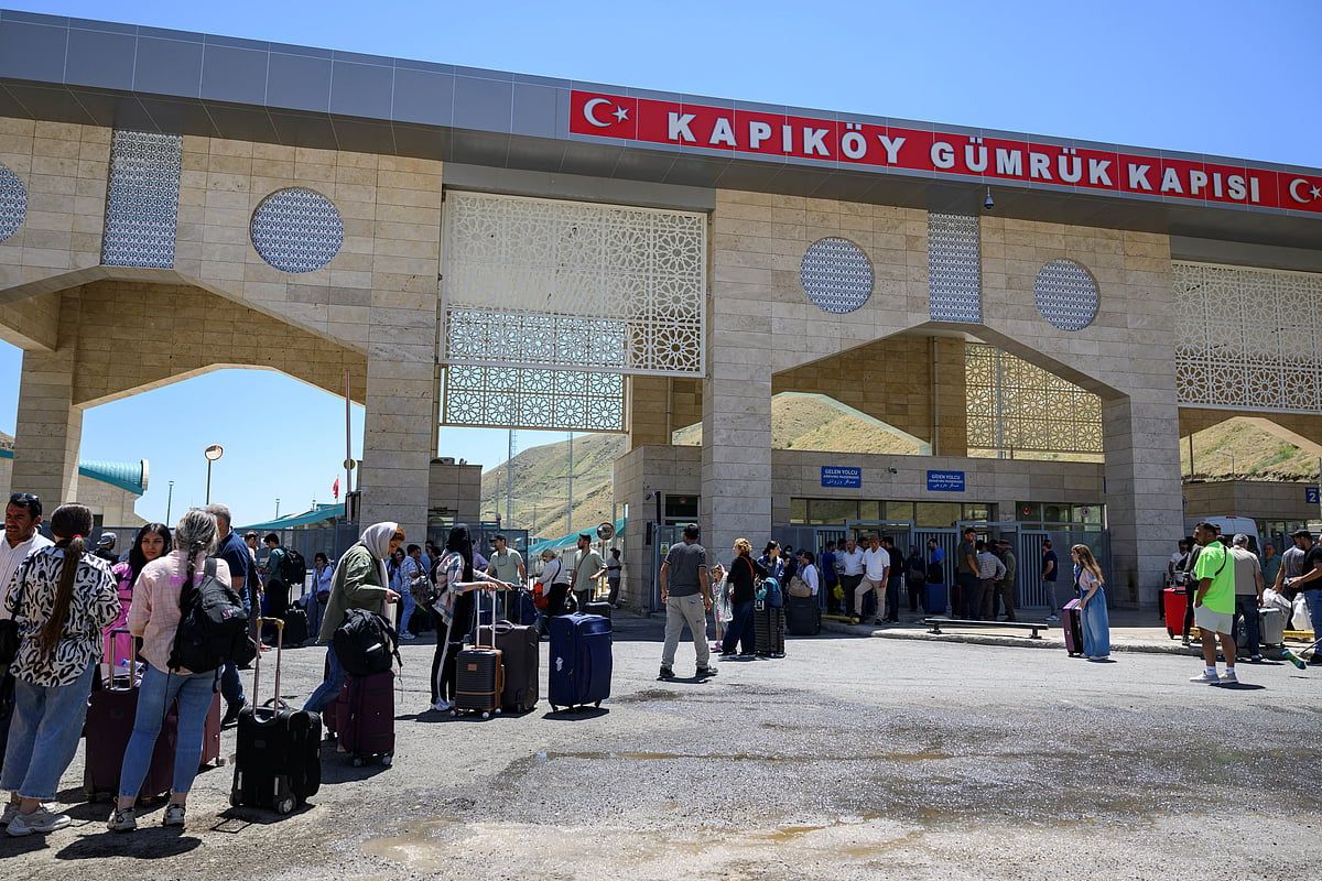 'Gökyüzü Açılmış Gibi': Türkiye Sınırında İranlılar Tahran'daki Terörü Hatırlıyor