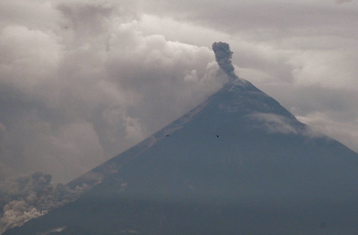 Guatemala'nın Fuego Yanardağı Kül Saçarken 700'den Fazla Kişi Tahliye Edildi