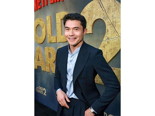 Henry Golding, James Bond'u Canlandırmanın Her Oyuncunun "Kabusu" Olduğunu Söylüyor