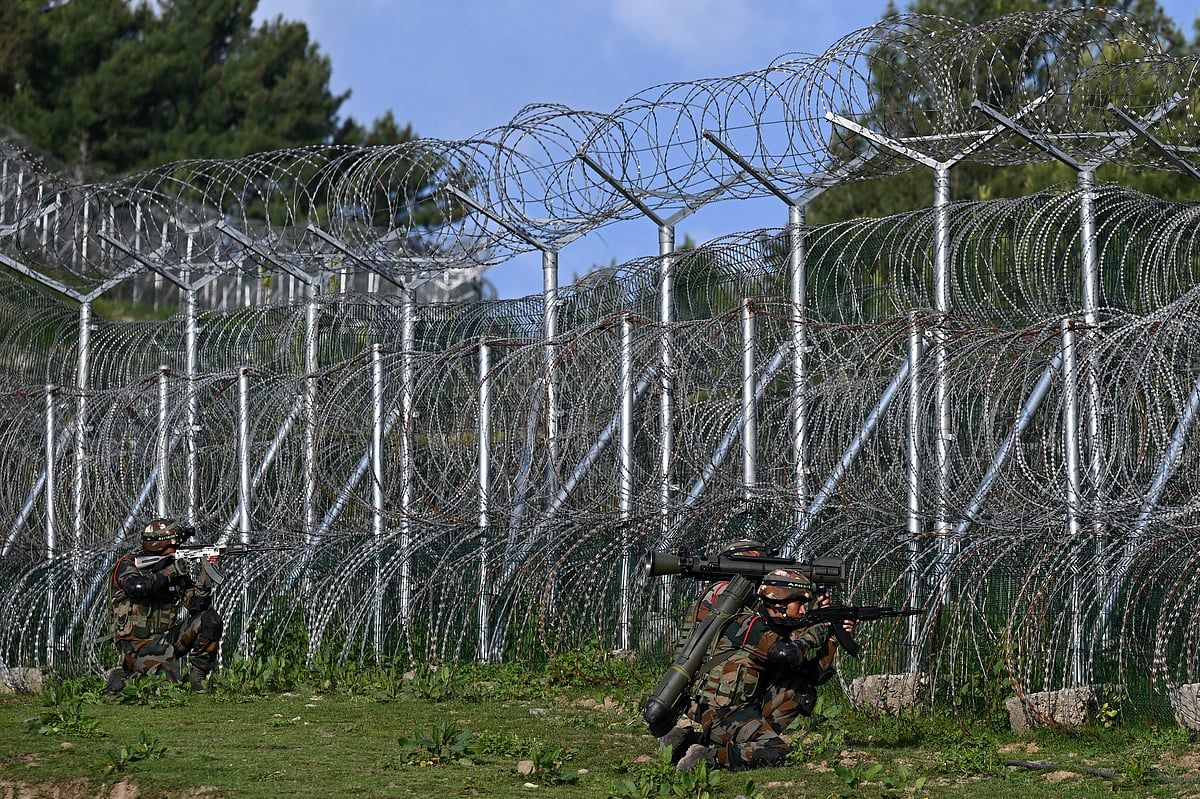 Hindistan, Keşmir Saldırganlarını Barındırdığı için iki kişiyi Tutukladı