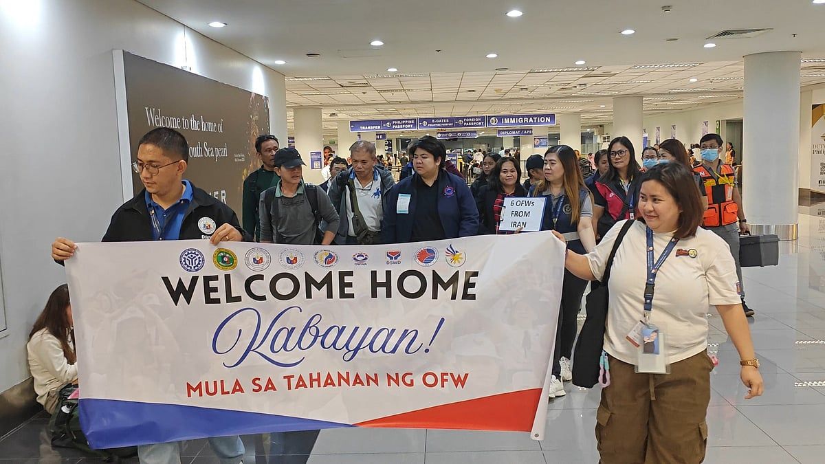 İran'dan Geri Gönderilen Denizaşırı Filipinli işçilerin ilk Grubu Filipinler'e Geldi