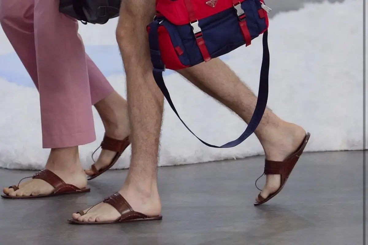Kültürel Ödenek mi ilham mı? Prada Pistte Kolhapuriler için Uçaksavar Alıyor