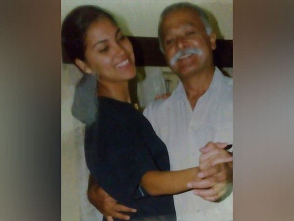 Lara Dutta, Babasının Ölümünün Yasını Tutarken Duygusal Bir Not Tutuyor