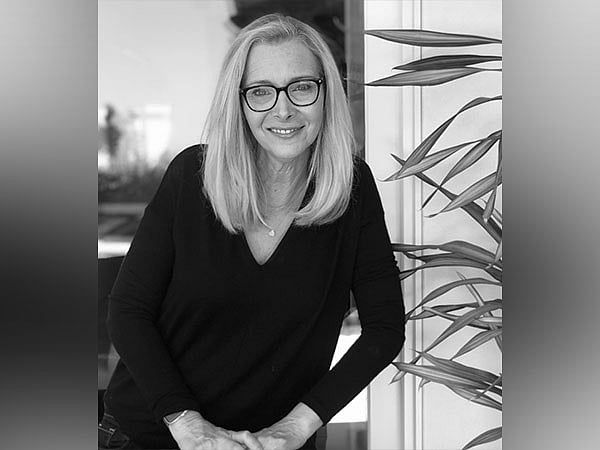 Lisa Kudrow, Karanlık Temalar Üzerine 'Beyaz Nilüfer' Sezon 4'ten Kaçınabilir