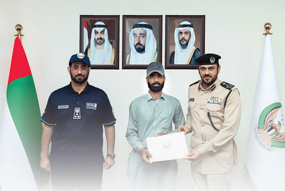 Sharjah: İnsan, Kahramanca Davranışlarından Dolayı Onurlandırılan Kendi Vinciyle Yangını Söndürmeye Yardım Eder