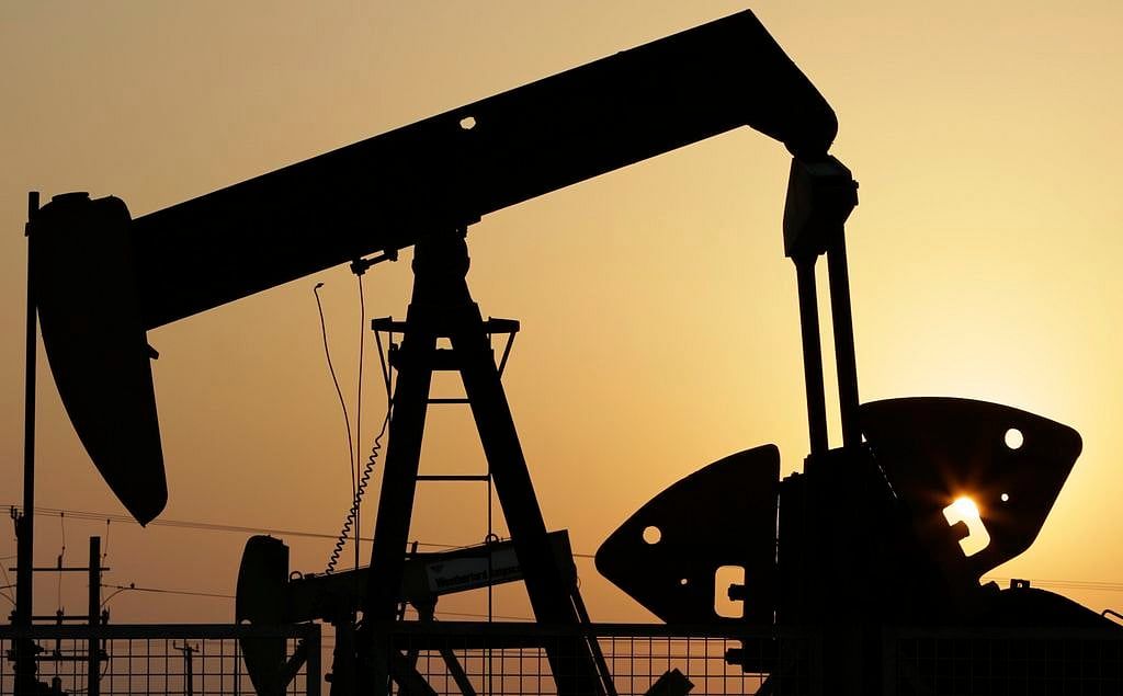 Yatırımcılar Odağı Talep Sinyallerine Kaydırırken Petrol Yükseliyor, Dolar Zayıflıyor