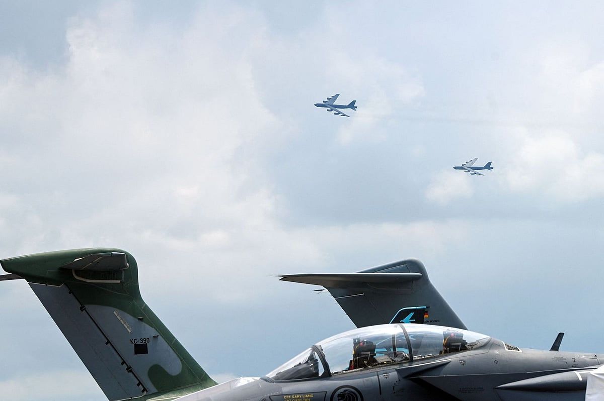 ABD Makamları, Uçağın Askeri Bombardıman Uçağıyla Hava Kazasını Kıl Payı Kaçırmasının Ardından Soruşturma Başlattı