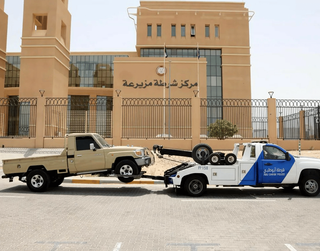 Abu Dabi Polisi, Dikkatsiz Sürüş ve Tehlikeli Gösteriler Yaptığı için Sürücüleri Tutukladı