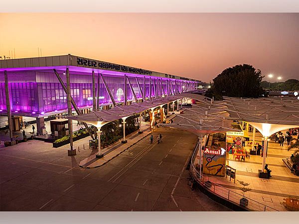 Ahmedabad Havaalanı Bomba Tehdidi Aldı, Güvenlik Gücü Binaları Süpürdü: Hint Medyası