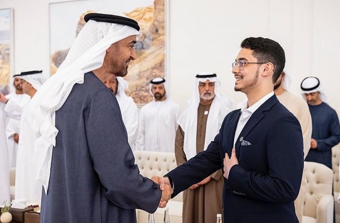 'Babayla Tanışmak Gibi': BAE'deki Okul Görevlileri Nakit Alıyor, Dubai Hükümdarı Başkandan Takdir Alıyor