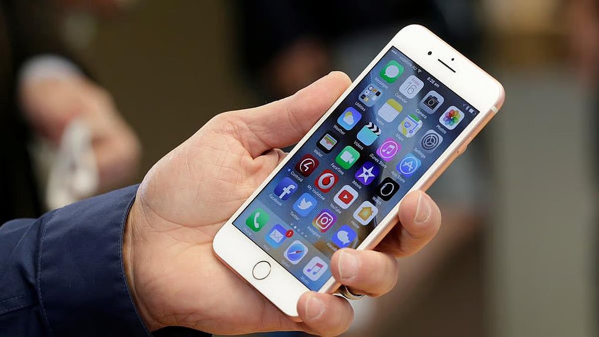 BAE, Her Yetişkin İkametgahının Bir Telefona Sahip Olduğu Üç Ülke Arasında