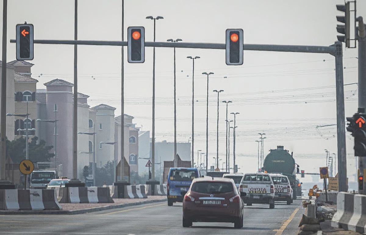 BAE: Sürücü, Kırmızı Işıkta Geçtikten Sonra Trafik Cezası Ödemeyerek 51.450 Dh'yi Ödemesini Emretti