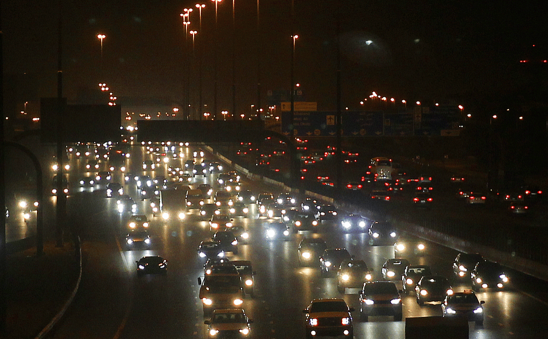BAE'de Gece Sürüş Suçları: 2024'te Far İhlali Nedeniyle 30.000 Sürücüye Para Cezası Verildi