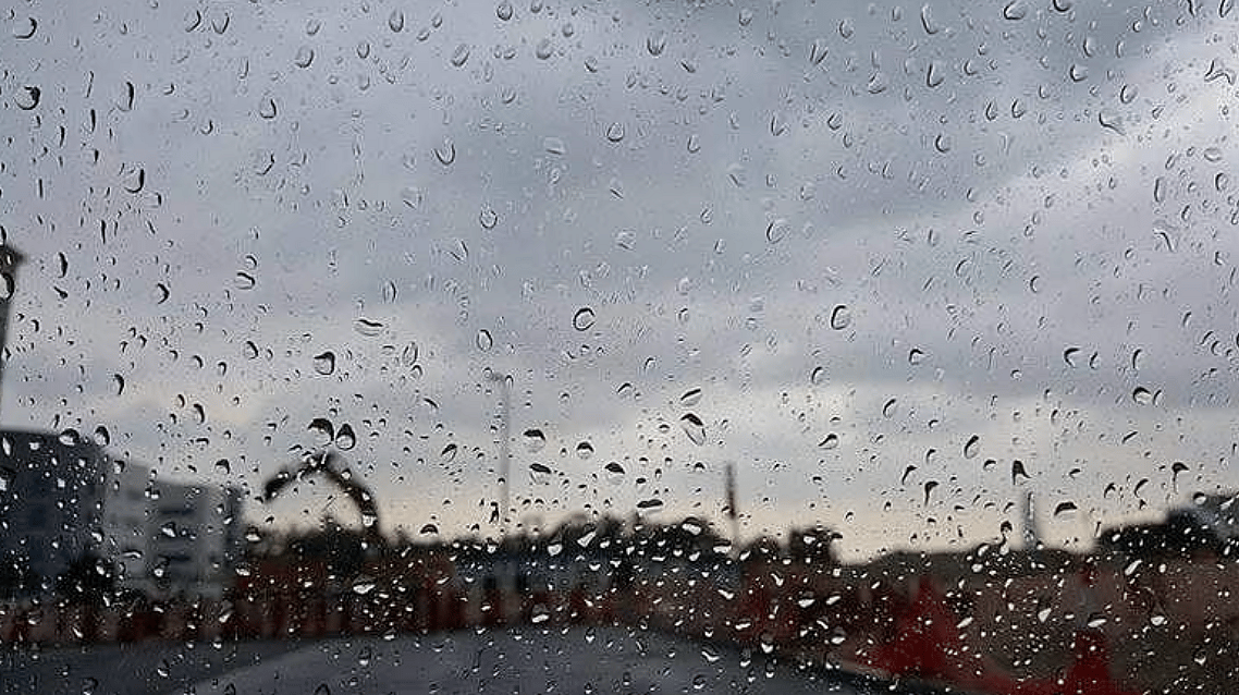 BAE'de Hava Durumu: Bazı Bölgelerde Yağmurlar Yağdı; Umman'da Dolu ve Sağanak Yağış
