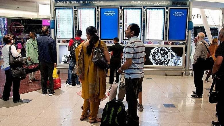 BAE'de Upı: Hintli Gezginler Yakında Sadece Pasaport ve Telefon Kullanabilir
