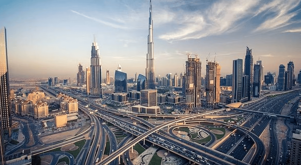 BAE'nin Petrol Dışı Ekonomisinin 2025'te Turizm ve Perakendenin Öncülüğünde %5,5 oranında Daha Hızlı Büyüyeceği Bildirildi
