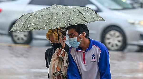 Bakın: Diğer Bölgelerde Sıcaklıklar 50 ° C'ye Yaklaştıkça BAE'nin Bazı Bölgelerinde Yağmurlar Yağdı
