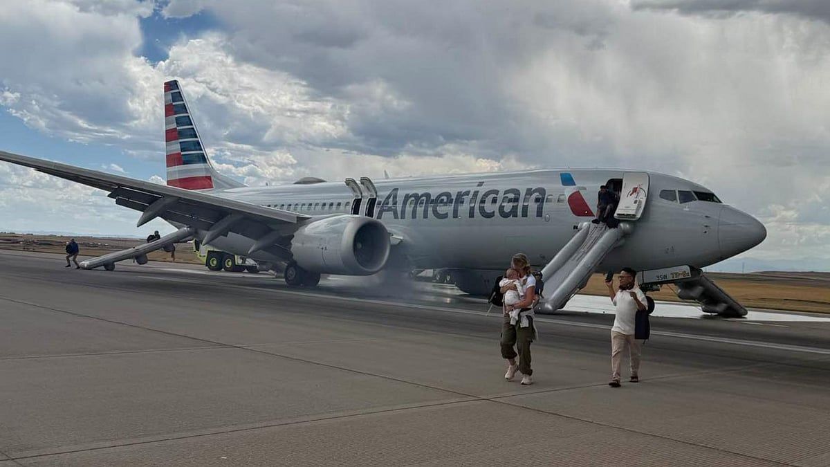 Bakın: Yangından Sonra Pistteki American Airlines Uçağından Tahliye Edilen Yolcular