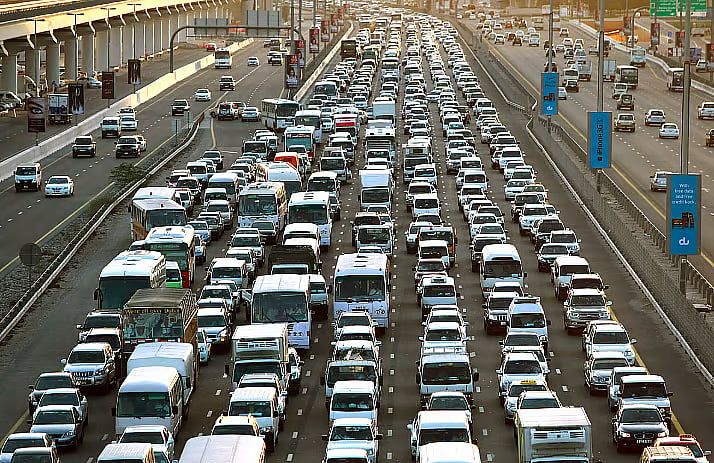 Dubai: Finans Merkezi Caddesi Köprüsünde Kaza; Trafikte Gecikmeler Bekleniyor