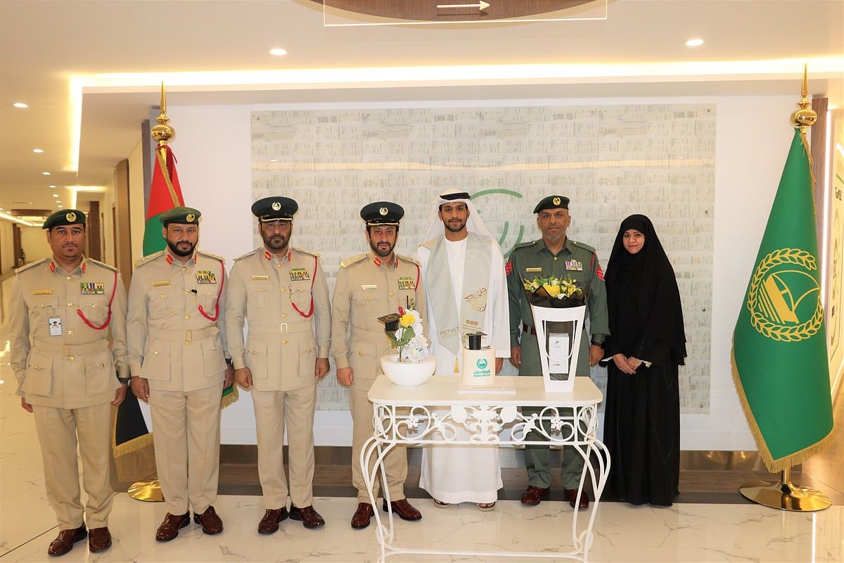 Dubai Polisi, Memurun Oğlunu Lise Sınavlarına Girdiği için Onurlandırdı