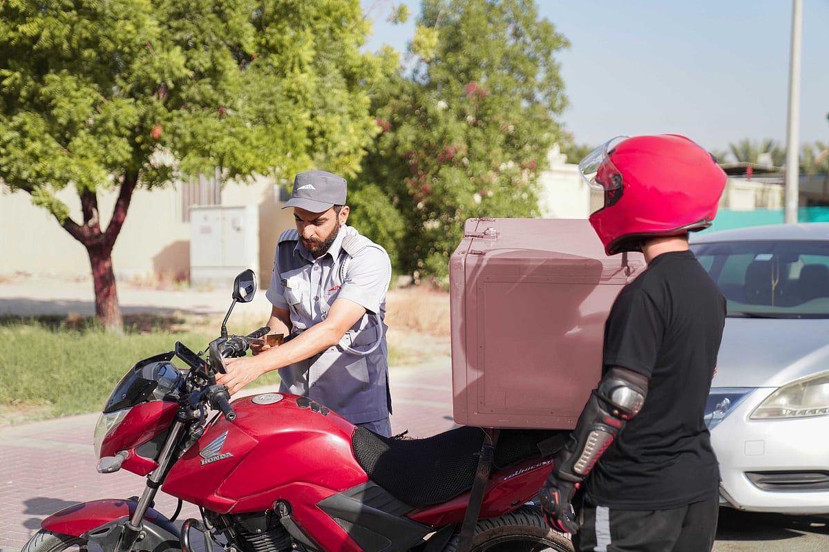 Dubai: Teslimat Sürücülerine Baskı; Kuralları İhlal Ettikten Sonra 19 Bisiklete El Konuldu