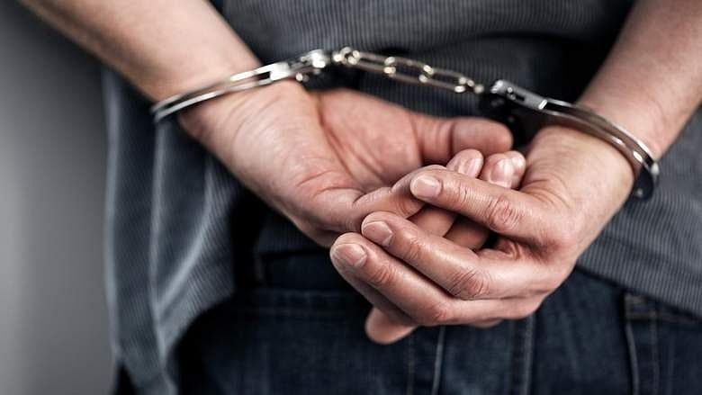 Dubai: Ticaret Şirketlerini Soymaktan, 30.000 Dh'yi Nakit Çalmaktan Tutuklanan Beş Kişilik Çete