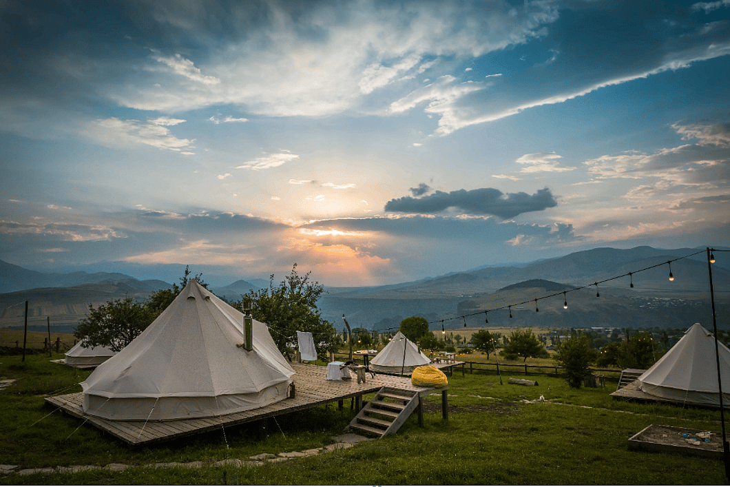 Ermenistan'da Glamping: BAE Gezginleri için En Trend Yeni Açık Hava Kaçamağı