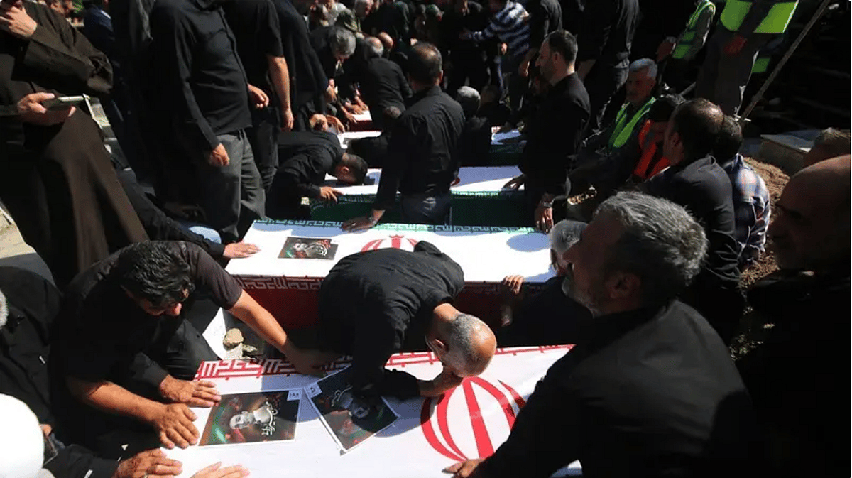 İsrail ile Çatışmanın Ardından Patlayıcıları Etkisiz Hale Getirirken iki İran Muhafızı Öldürüldü