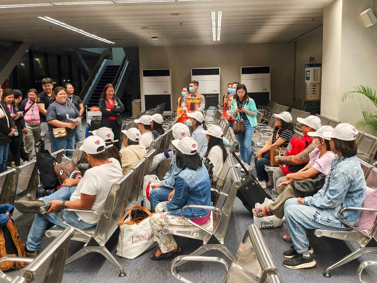 İsrail'den Geri Gönderilen Denizaşırı Filipinli İşçilerin Yeni Grubu Filipinler'e Geldi