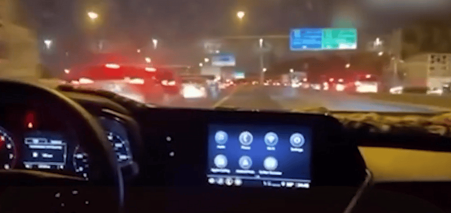 İzle: Dubai Polisi, Acil Omuzda Yüksek Hızda Araba Kullanan Adamı Tutukladı
