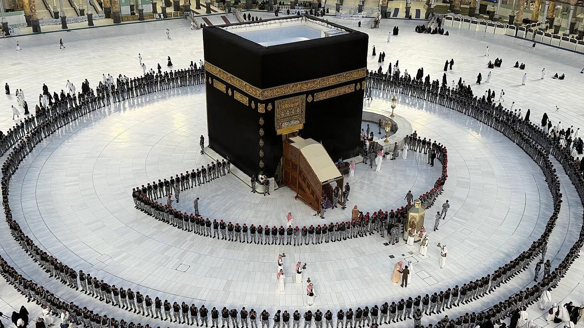 İzle: Kutsal Kabe, Yıllık Ritüelde 40 Litre Zemzem Suyu Kullanılarak Yıkandı