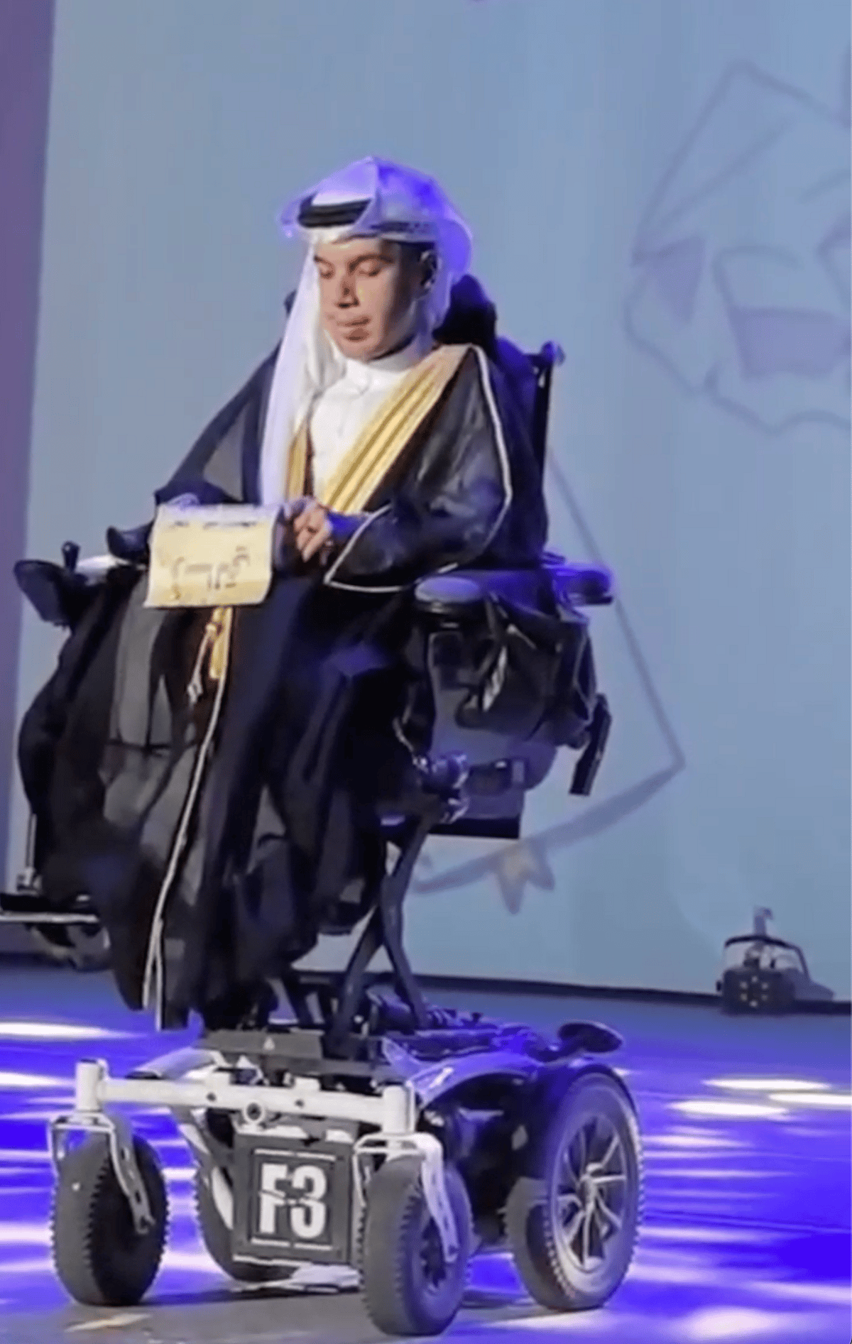 İzleyin: Motor Engelli Doğan Emirati Genci İçten Mezuniyet Konuşması Yapıyor