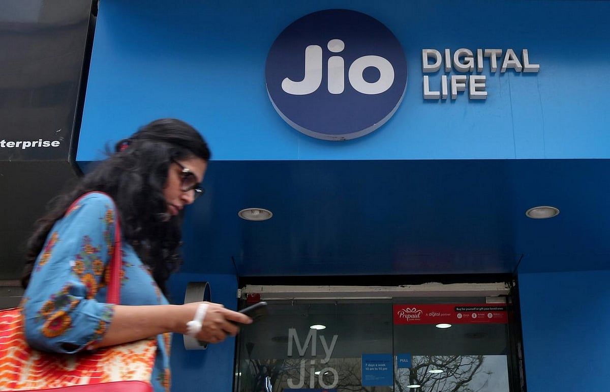 Kaynaklar, Ambani'nin Reliance Jio'nun Hindistan Halka Arzını Bu Yılın Ötesinde Geciktirdiğini Söylüyor