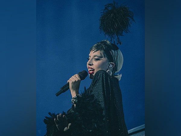 Lady Gaga Las Vegas Konseri Sırasında Geziyor, Hızla İyileşiyor