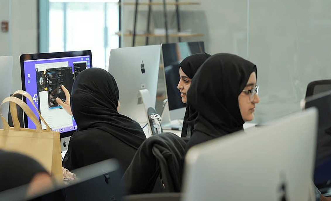 'Sadece Dubai'yi Tanıyorlar': Öğrenciler Yabancılara BAE'nin Ne Olduğunu Nasıl Öğretiyor, Ev Sahibi Şehirlerin Kültürünü Öğreniyor