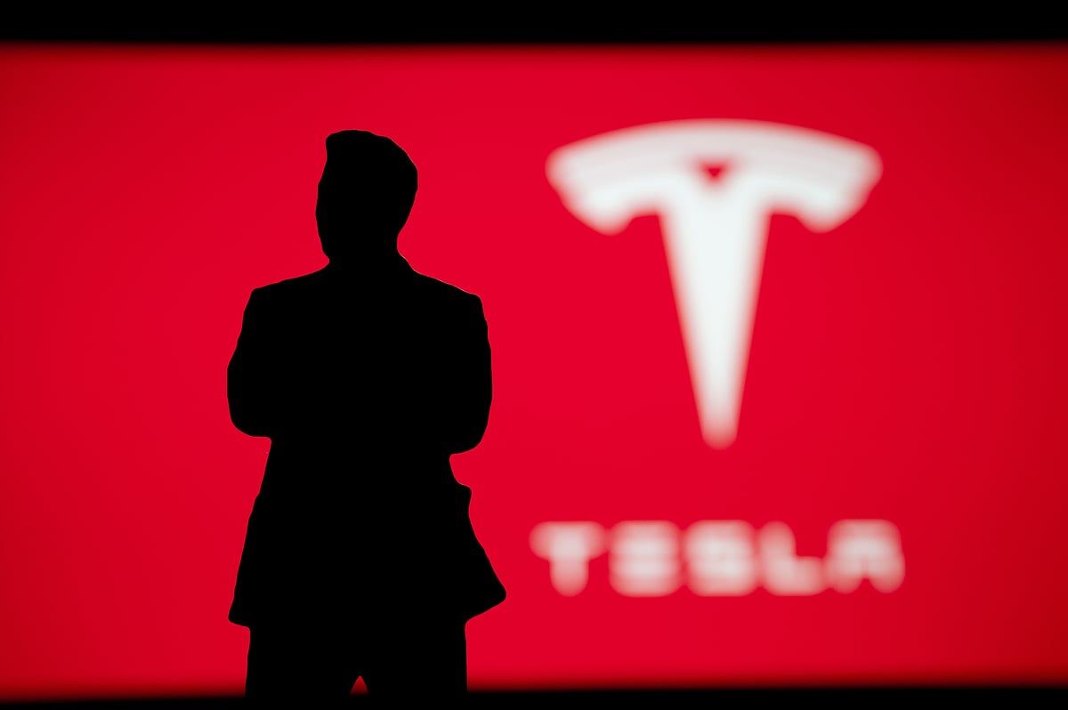 Tesla, Robotaxis'in Azalan Satışları Dengeleyeceğini Umduğu için Zorlu Bir Yolla Karşı Karşıya